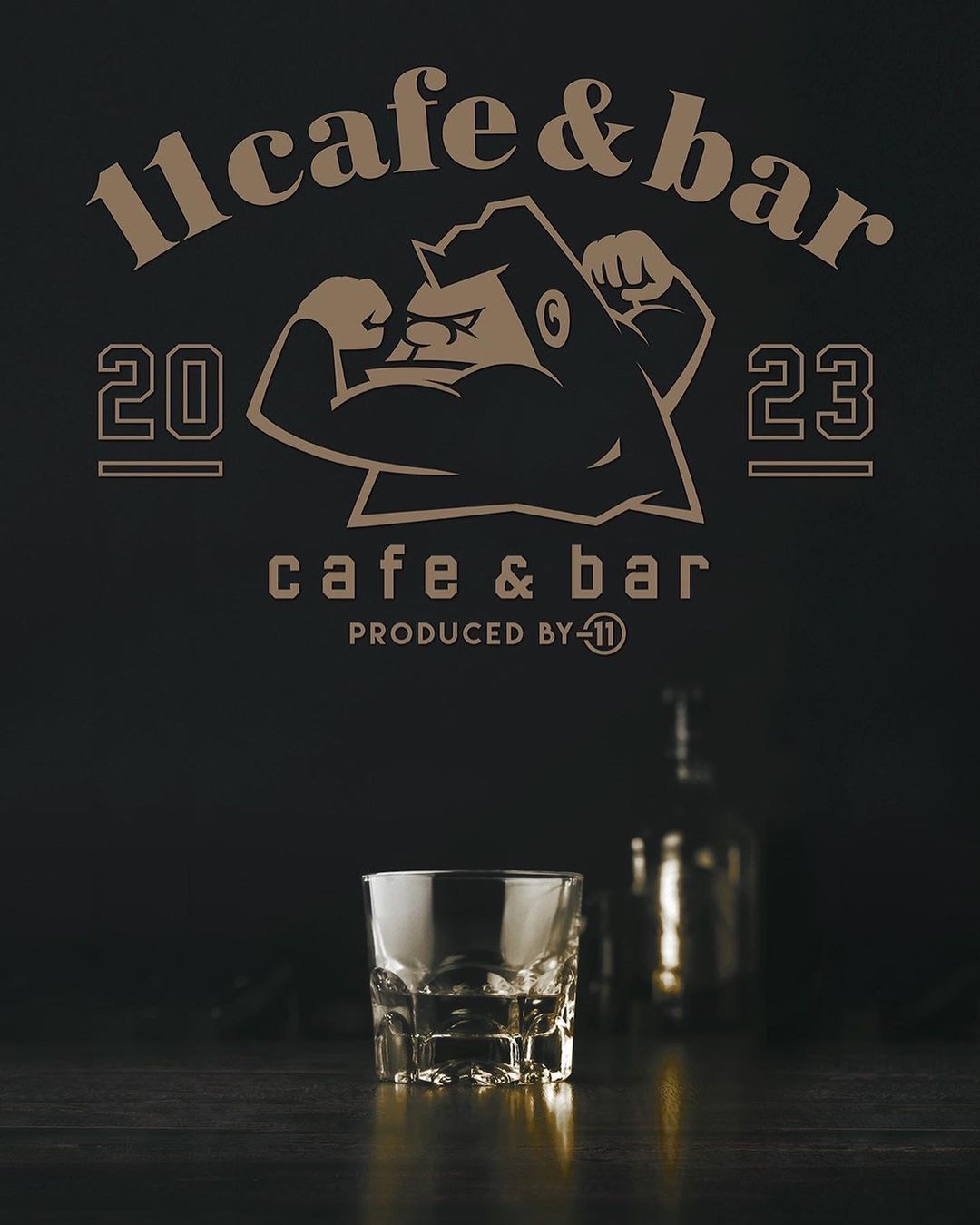 11cafe & barのロゴとウィスキー